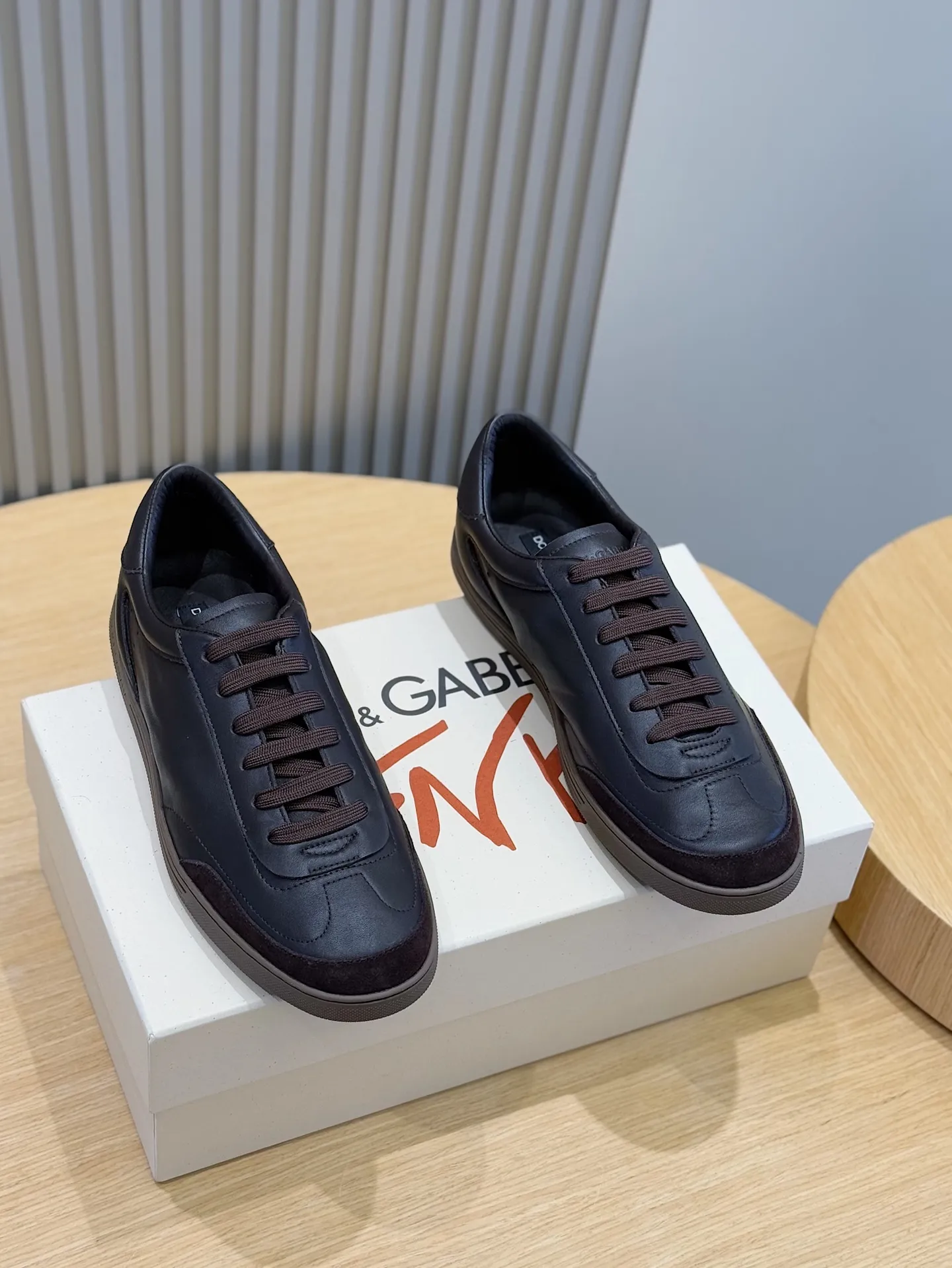 Men's Men's Shoes💰400 [New Style]🐏🐏DG men's calfskin sneakers Portofino Yacht shoes, simple and versatile design, unique saddle leather soles. The Dolce &G logo rear wing is the icing on the cake. Imported cowhide + rubber outsole Size: 39-44 (customized at 38.45)